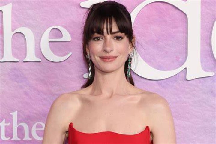Anne Hathaway Wardrobe Malfunction Causes A Stir