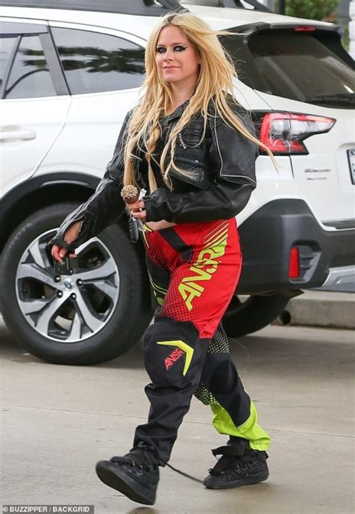 Did Avril Lavigne Announce Her Pregnancy Or Give Birth?