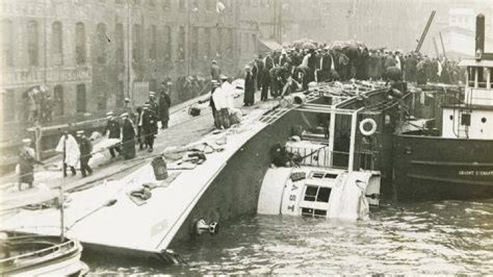Distressing Capsize: Boat Tragedy In Chicago Waters
