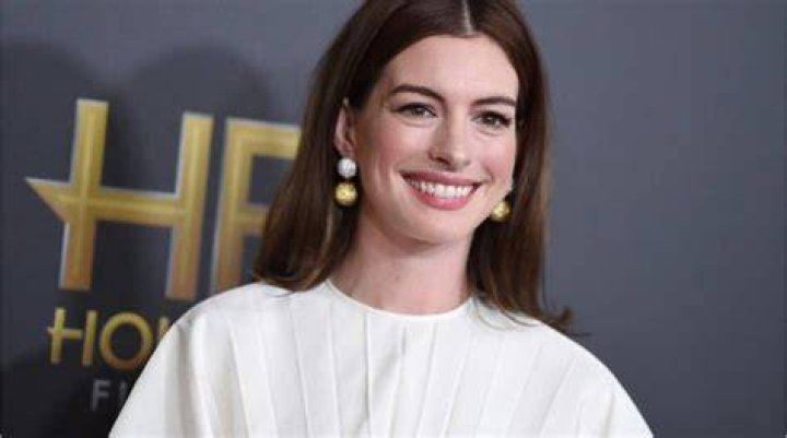 Embarrassing Moment: Anne Hathaway's Wardrobe Malfunction In Les Misrables