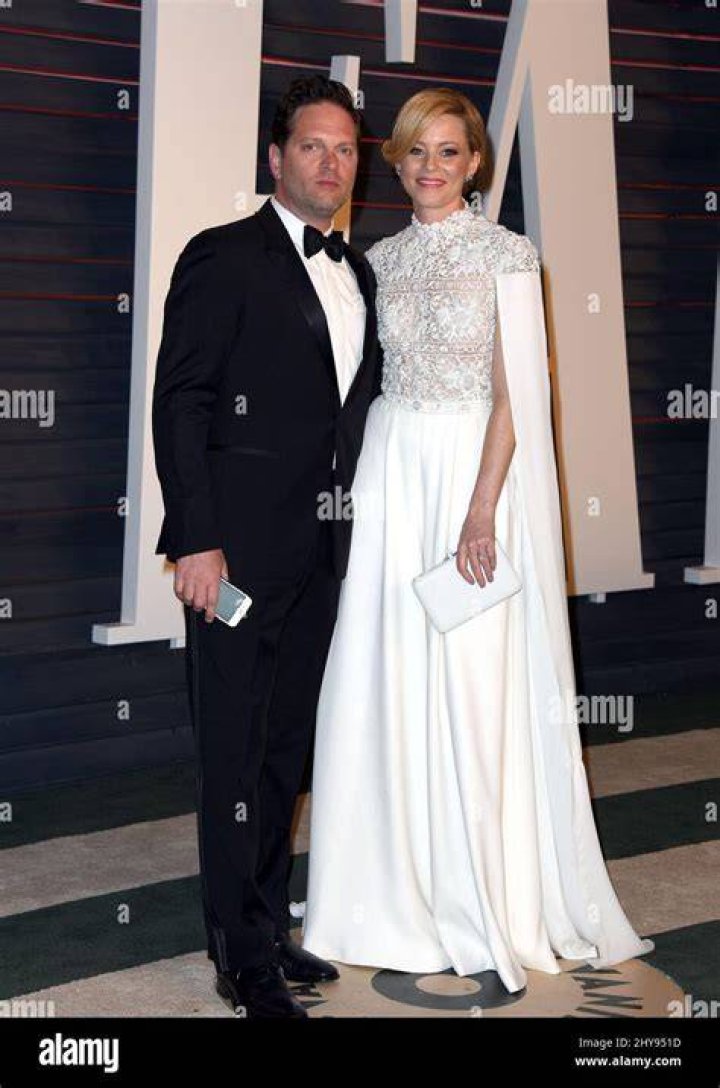 Is Elizabeth Banks STILL Married To Max Handelman?