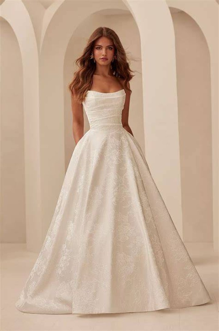 Priscilla Presleys Timeless Wedding Gown: A Bridal Classic