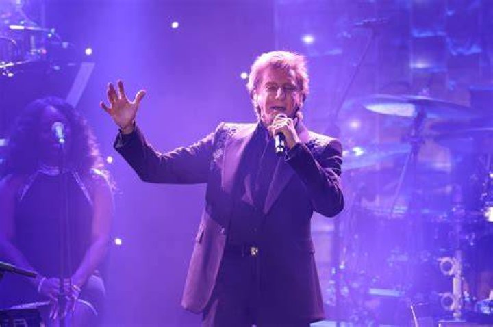 Uncover The True Age Of Legendary Singer Barry Manilow